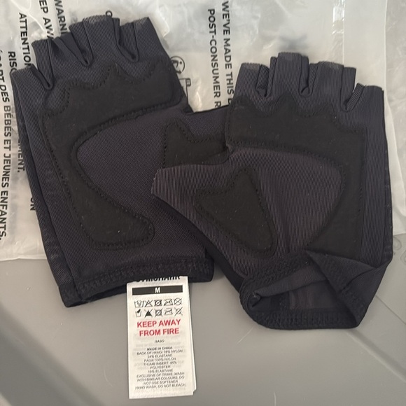 Bundle of 2 Pairs of Gymshark Lifting Gloves Medium - Picture 3 of 5